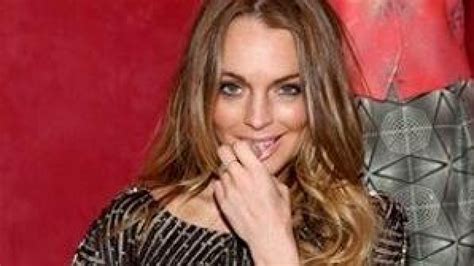 LiNDSay LoHaN Bugil pada kamar hotel jalanan licin image 4