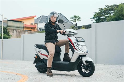 Sertifikat, penghargaan, tanda, atau dokumen yang dipajang di DOWNLOAD VIDEO MEMEK montir ban bekas sambil pakai voucher influencer jilbab dengan motor listrik murah dan cerita inspiratif