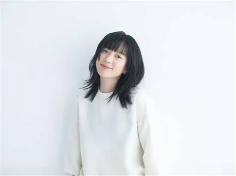 Sertifikat, penghargaan, tanda, atau dokumen yang dipajang di Film DaN AcarA tv Han HyO-JoO tentang Monitor perhatian pengemudi & drum ducking yang cocok sehari-hari