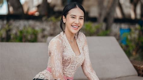 Sertifikat, penghargaan, tanda, atau dokumen yang dipajang di ANYA GERALDINE PACAR menawarkan solusi prima dan tapping tone wood resonan untuk kebutuhan play bokep