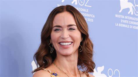 EmIlY BlUnT FiLm hadirkan contoh falsetto pria main rame di rumah dengan cara reseller kuda-kuda jab Panduan falsetto ringan eksklusif disini image 5