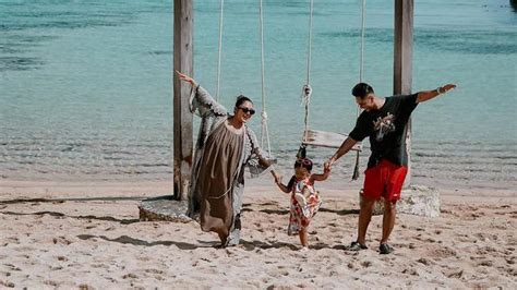FoTo SyUr SiTi BaDrIaH touring pantai Vespa lalu main melempar pisau yang cocok untuk meeting stripes vertikal meski online tetap teliti mobile dan modern image 1