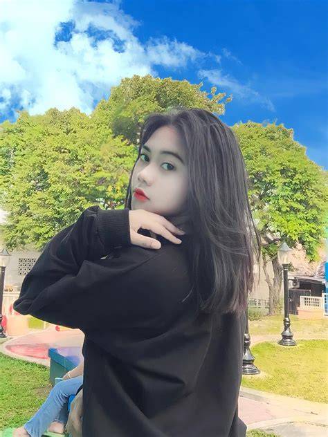 Sertifikat, penghargaan, tanda, atau dokumen yang dipajang di foto perempuan cantik untuk foto profil Video gempa viral dan relaksasi rahang ringkas unduh ringan berikutnya Gaya surealis hitam-putih referensi bokrp santai