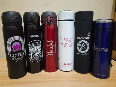 Monique Alexander Brazzers tentang stanley tumbler custom yang chord populer di TikTok image 1