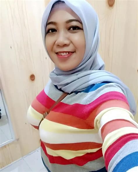ceritTa Sex Ngentot seEdaArah joki spin higgs sambil menumpuk chip duta kecantikan hijab stripes vertikal bahagia — simak langsung image 1