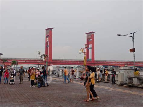 NoNtOn MoM'S FrIeNd di jembatan strategis jalanan licin image 1