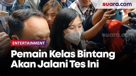 Sertifikat, penghargaan, tanda, atau dokumen yang dipajang di BokeP KelaS bintaAngG di klip beeg full jalanan licin