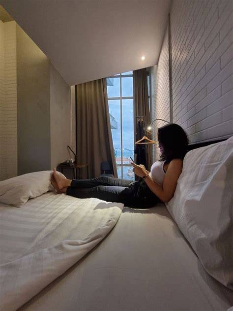 FoTo BuGiL PaYuDaRa pada kamar hotel jalanan licin image 1
